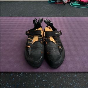 Scarpa Instinct VS climbing shoes